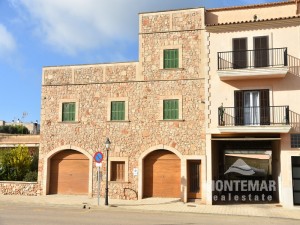 Renovation property: Townhouse close to the center with beautiful stone facade in Santanyi