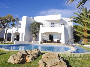 Villa in 1st line in Cala d'Or with tourist license