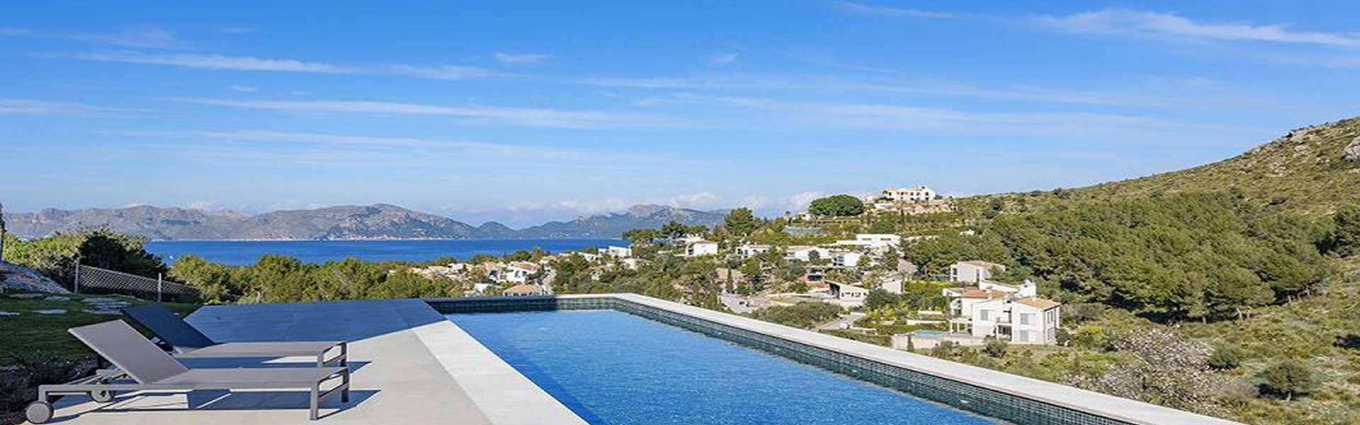 Futuristic villa in elevated position of Bon Aire with magnificent sea view