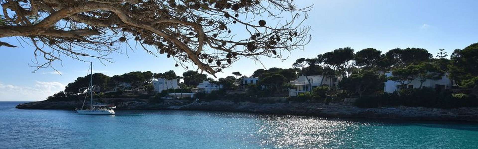 Building plot in first sea line and beach access in Cala d'Or