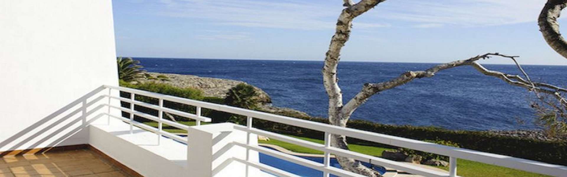 Villa in 1st line in Cala d'Or with tourist license